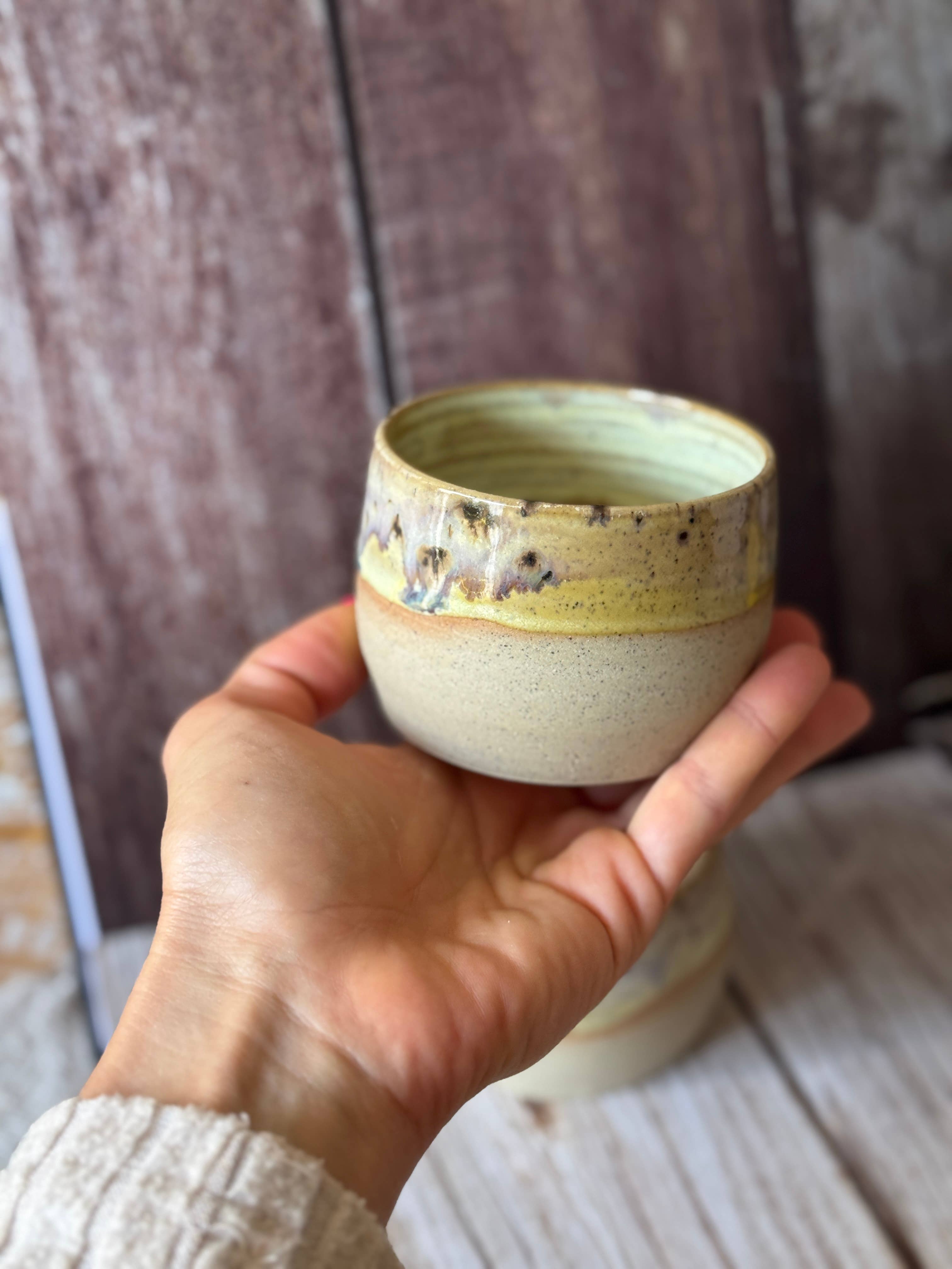 Mini hug mug in yellow with brown spots